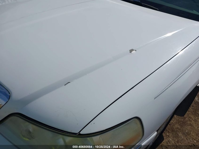 2003 Lincoln Town Car Signature VIN: 1LNHM82W13Y684601 Lot: 40680884