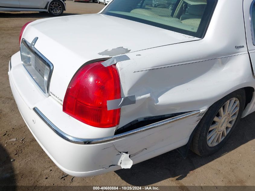 2003 Lincoln Town Car Signature VIN: 1LNHM82W13Y684601 Lot: 40680884
