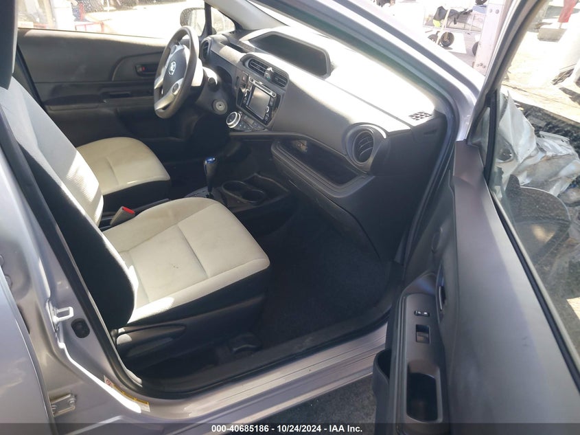 2016 TOYOTA PRIUS C VIN: JTDKDTB3XG1136355