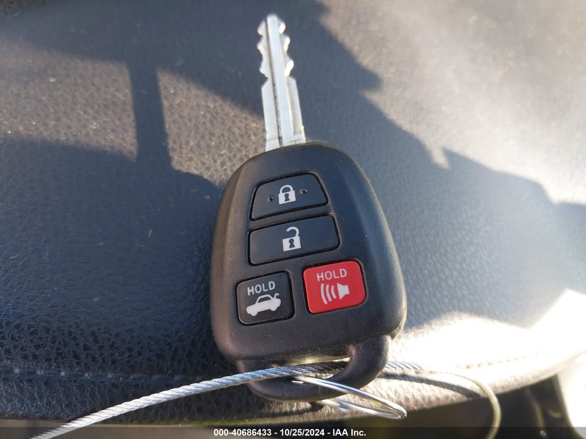 VIN 2T1BURHE7JC093883 2018 TOYOTA COROLLA LE