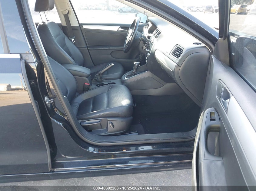 2013 VOLKSWAGEN JETTA 2.5L SE - 3VWDX7AJ1DM368619