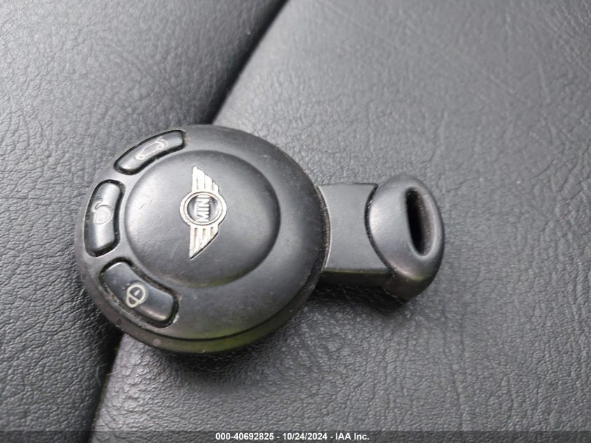 2009 Mini Cooper S VIN: WMWMF735X9TW84905 Lot: 40692825