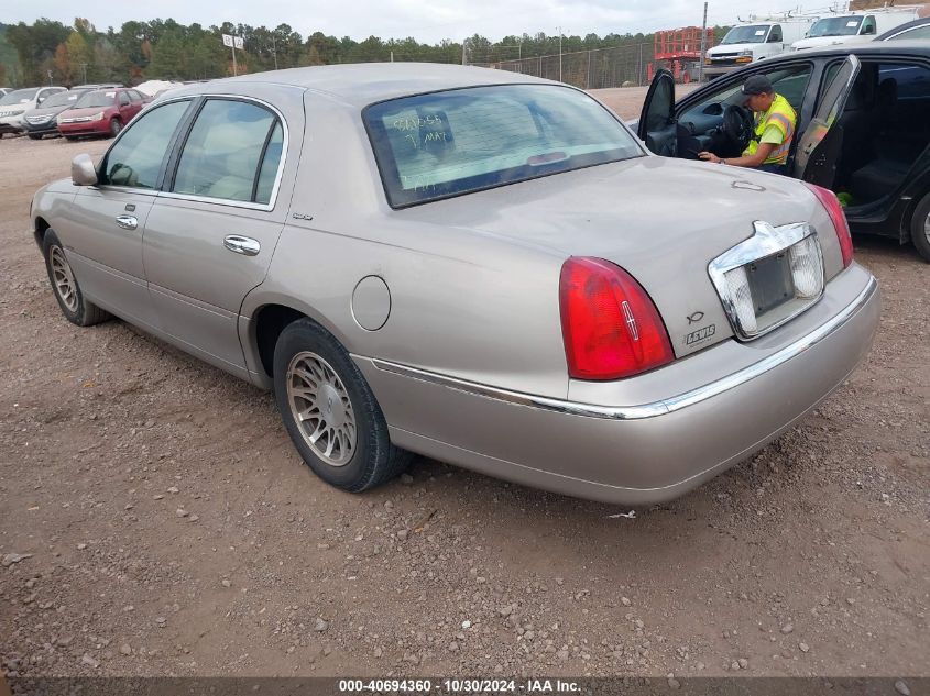 2000 Lincoln Town Car Signature VIN: 1LNHM82WXYY861055 Lot: 40694360