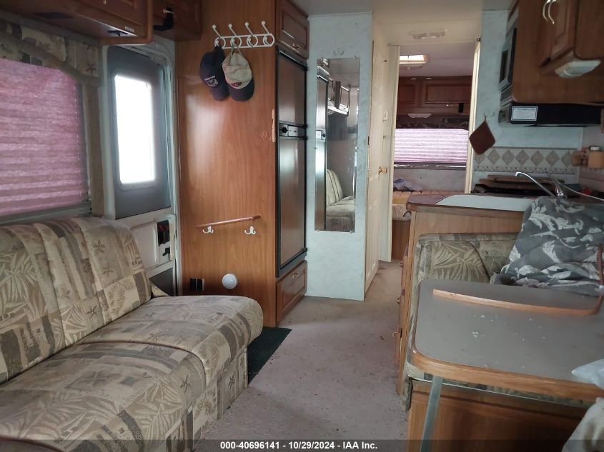 2002 Ford Econoline E450 Super Duty Cutwy Van VIN: 1F0XE45542HB27318 Lot: 40696141