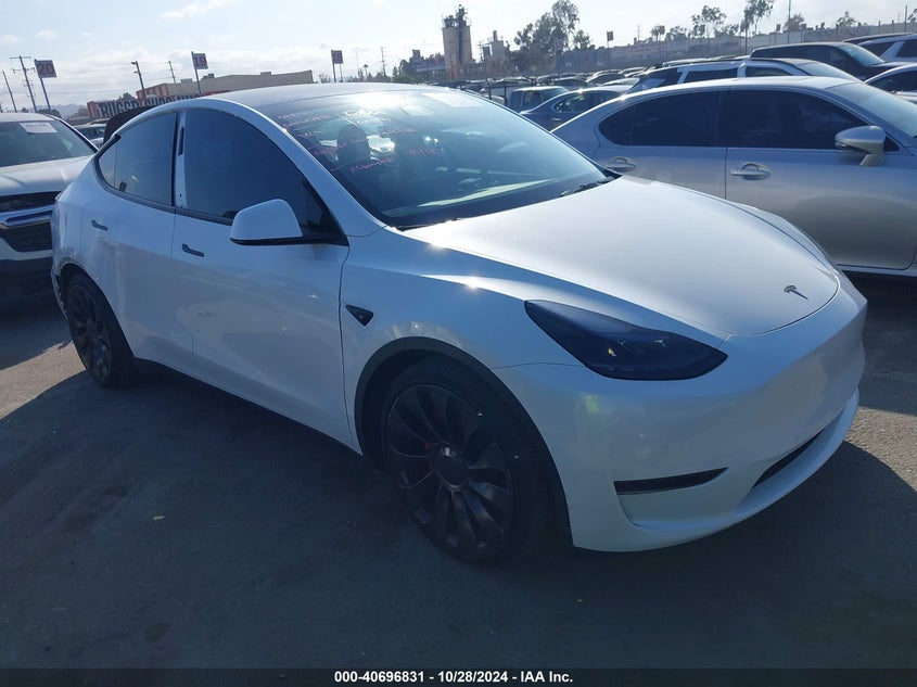 2022 TESLA MODEL Y  (VIN: 7SAYGDEF9NF536623)