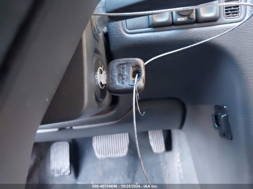 2000 Volvo V70 R VIN: YV1LV60D0Y2657881 Lot: 40704696