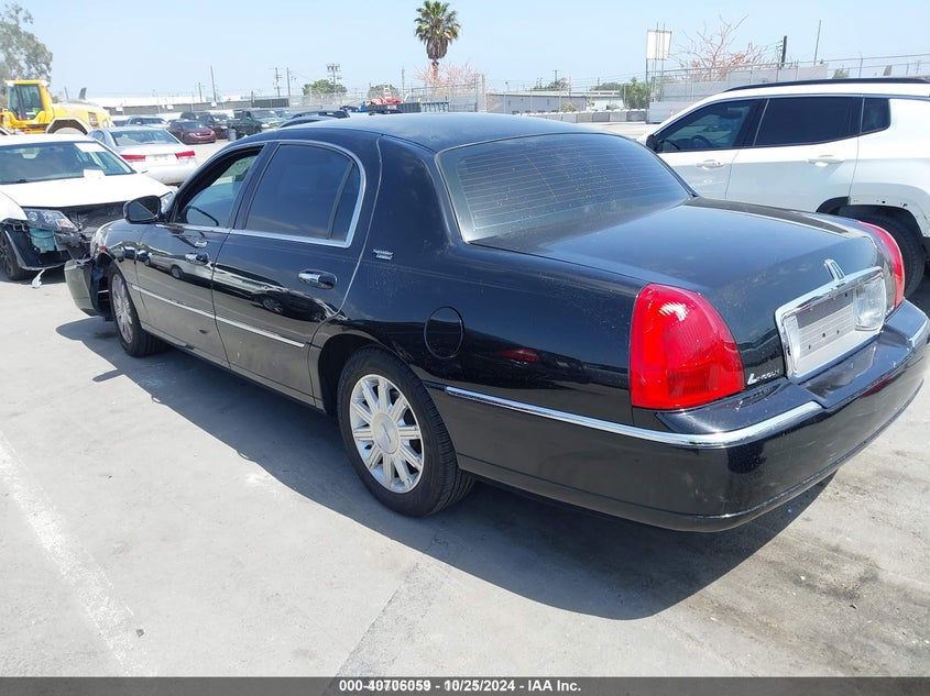 2011 LINCOLN TOWN CAR SIGNATURE LIMITED · Фото 3