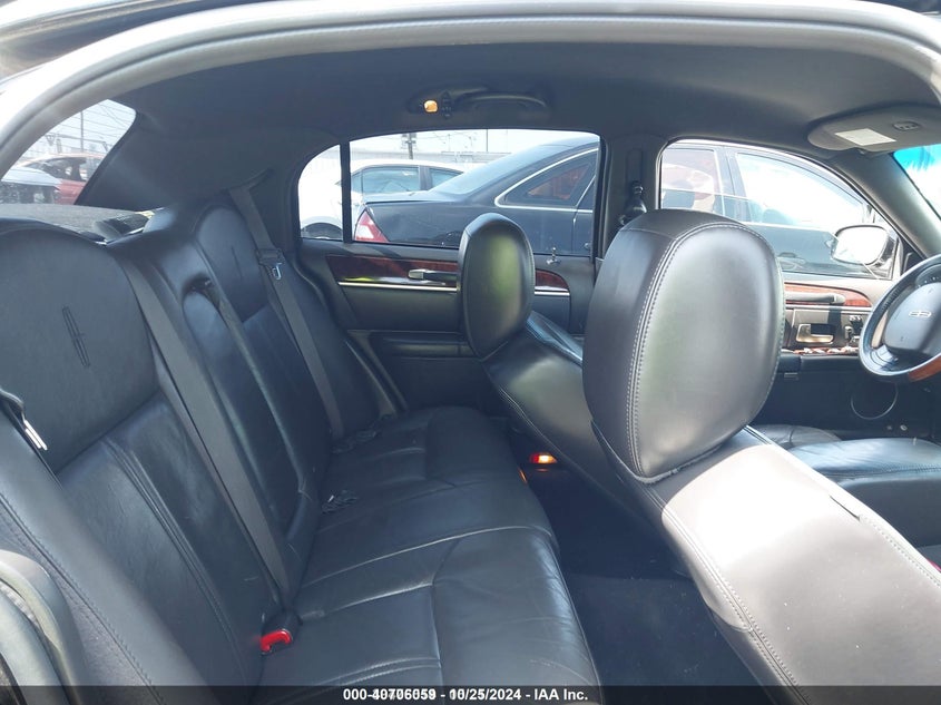 2011 LINCOLN TOWN CAR SIGNATURE LIMITED · Фото 8