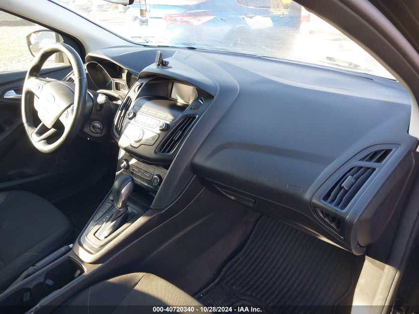 VIN 1FADP3K23JL258516 2018 FORD FOCUS SE