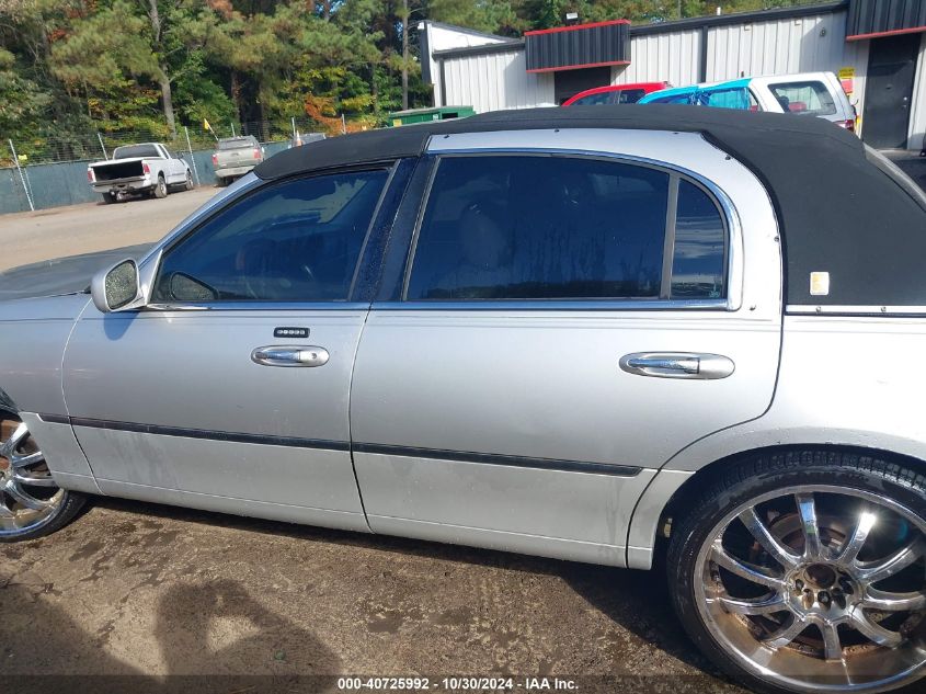 2003 Lincoln Town Car Signature VIN: 1LNHM82W53Y676842 Lot: 40725992