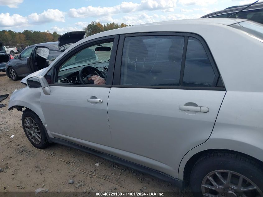 2009 Nissan Versa 1.8S VIN: 3N1BC11E69L453090 Lot: 40729130