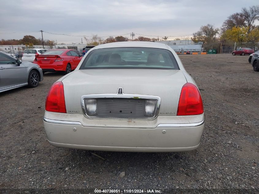 2005 Lincoln Town Car Signature Limited VIN: 1LNHM82W05Y668621 Lot: 40736051