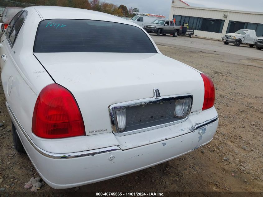 2004 Lincoln Town Car Signature VIN: 1LNHM81W24Y667499 Lot: 40745565