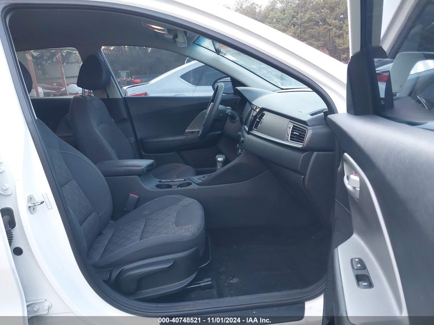 VIN KNDCB3LC5H5055900 2017 KIA NIRO LX