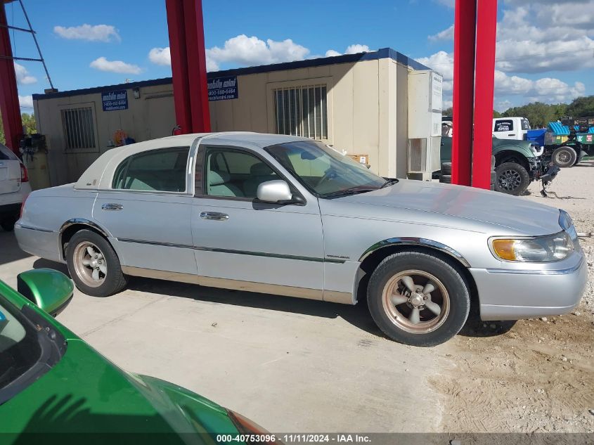 2002 Lincoln Town Car Cartier VIN: 1LNHM83W42Y662802 Lot: 40753096