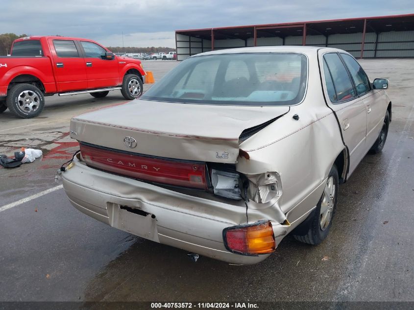 1992 Toyota Camry Le VIN: 4T1SK12E4NU094977 Lot: 40753572