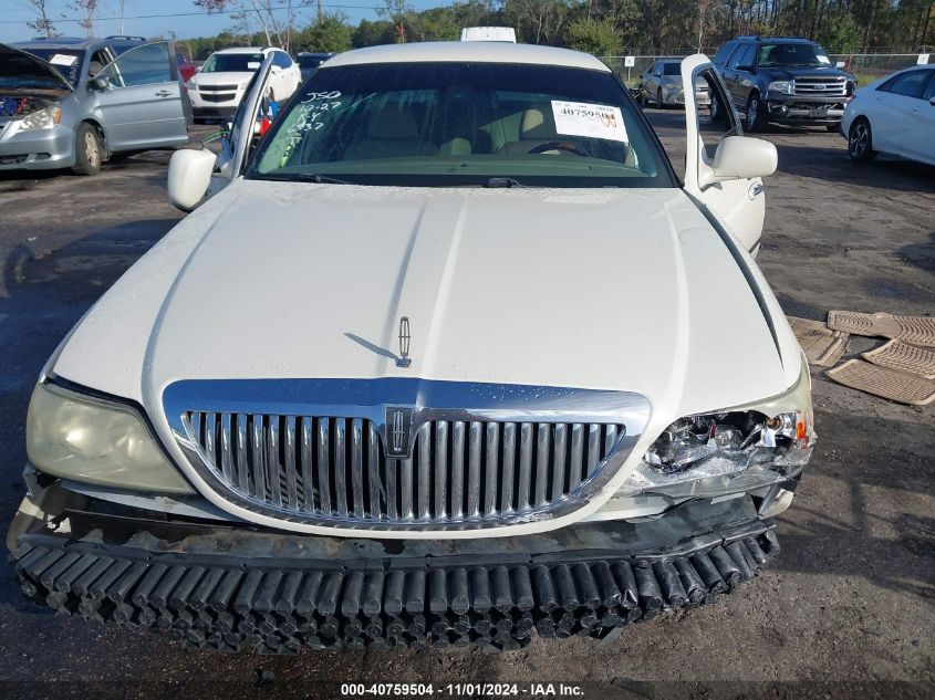 2003 Lincoln Town Car Signature VIN: 1LNHM82W03Y686937 Lot: 40759504