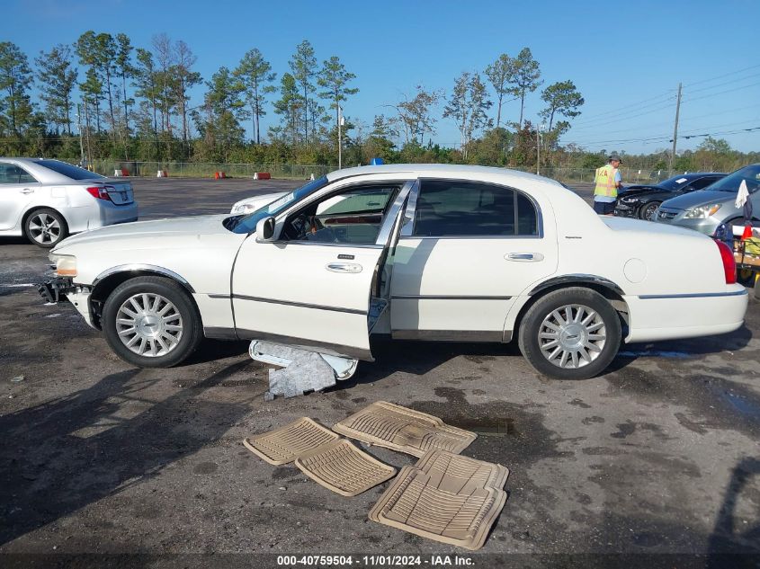 2003 Lincoln Town Car Signature VIN: 1LNHM82W03Y686937 Lot: 40759504