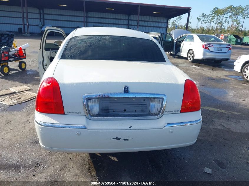 2003 Lincoln Town Car Signature VIN: 1LNHM82W03Y686937 Lot: 40759504