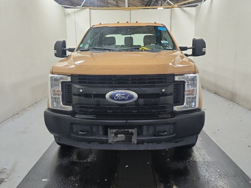 2019 Ford F-350 Chassis Xl VIN: 1FD8W3G60KEF05597 Lot: 40768986