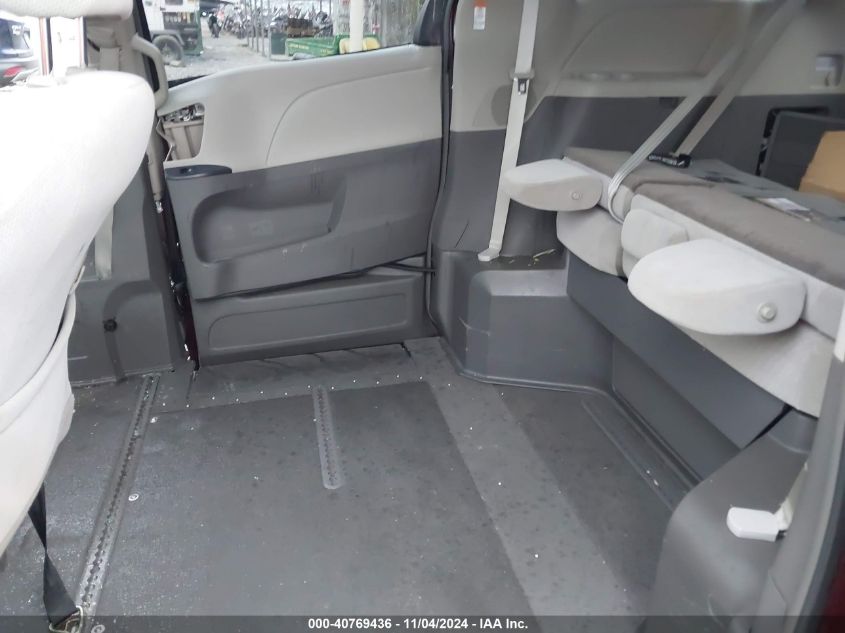 2019 Toyota Sienna Le 7 Passenger VIN: 5TDKZ3DC2KS012302 Lot: 40769436