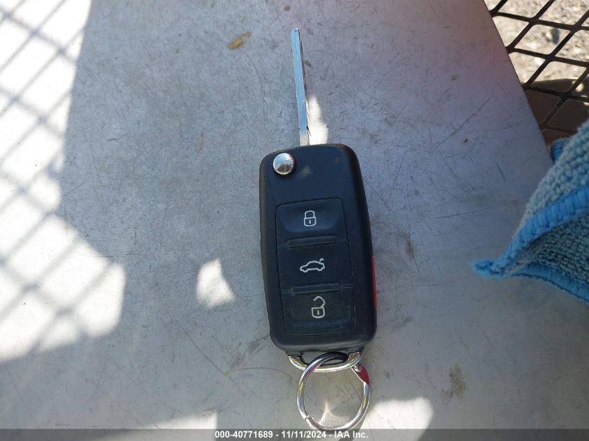 2013 VOLKSWAGEN PASSAT 2.5L S - 1VWAP7A38DC081011