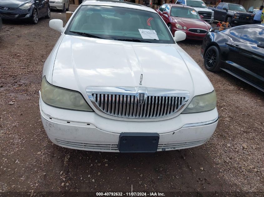 2005 Lincoln Town Car Signature Limited VIN: 1LNHM82W35Y667771 Lot: 40792632