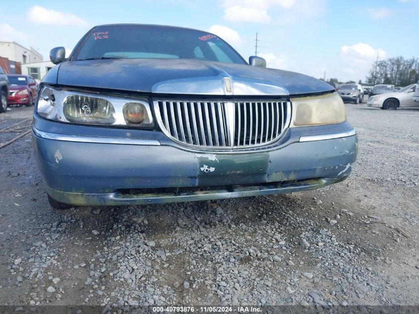 1999 Lincoln Town Car Signature VIN: 1LNHM82W1XY641978 Lot: 40793876