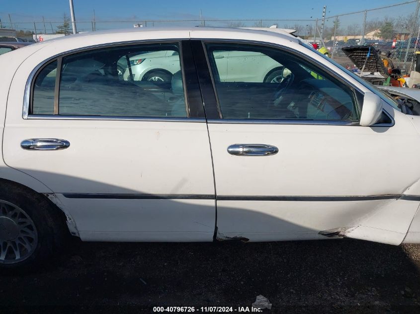 2000 Lincoln Town Car Signature VIN: 1LNHM82W9YY801090 Lot: 40796726