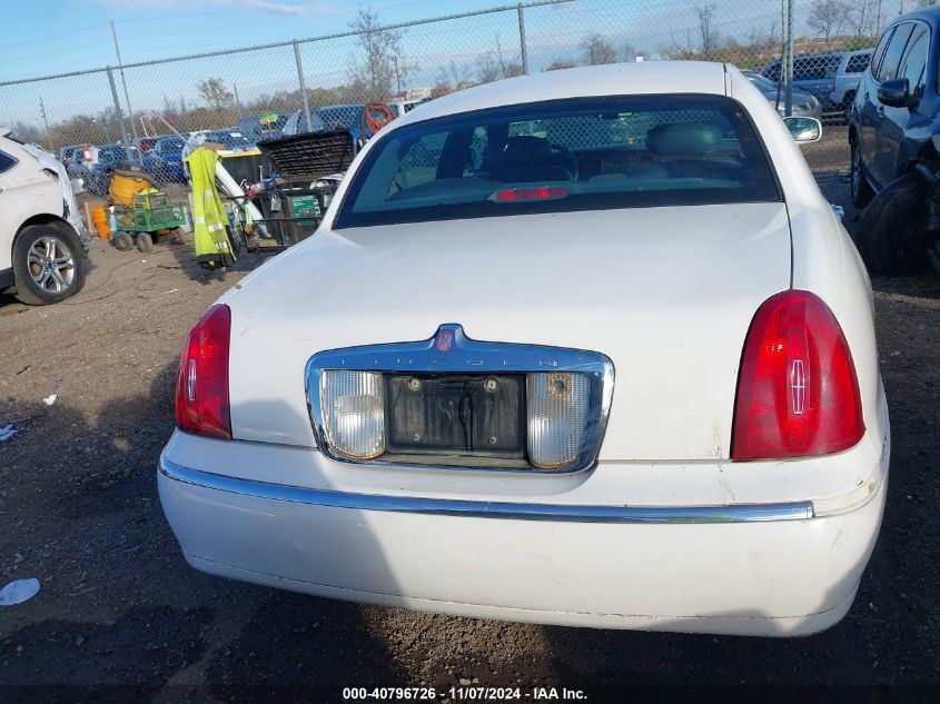 2000 Lincoln Town Car Signature VIN: 1LNHM82W9YY801090 Lot: 40796726