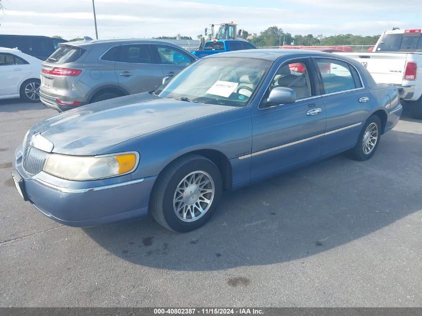 2000 Lincoln Town Car Signature VIN: 1LNHM82W7YY837912 Lot: 40802387