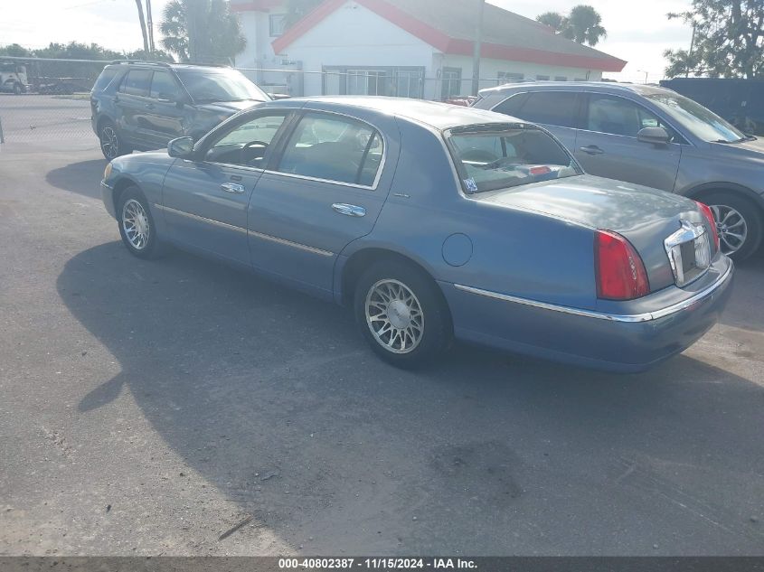 2000 Lincoln Town Car Signature VIN: 1LNHM82W7YY837912 Lot: 40802387