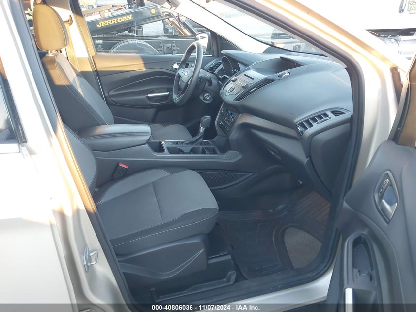 VIN 1FMCU9GD5HUC36836 2017 FORD ESCAPE SE