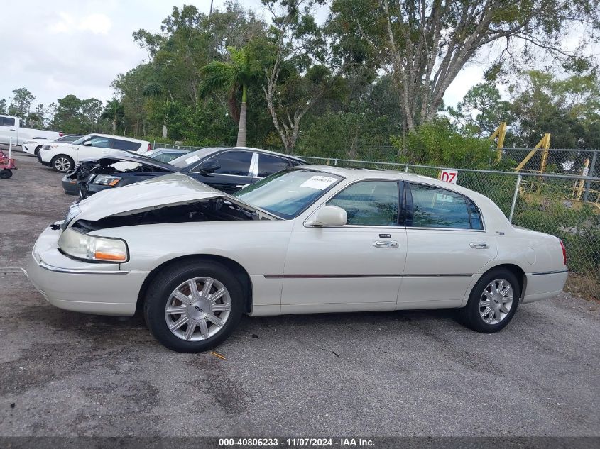 2007 Lincoln Town Car Signature Limited VIN: 1LNHM82W77Y639281 Lot: 40806233