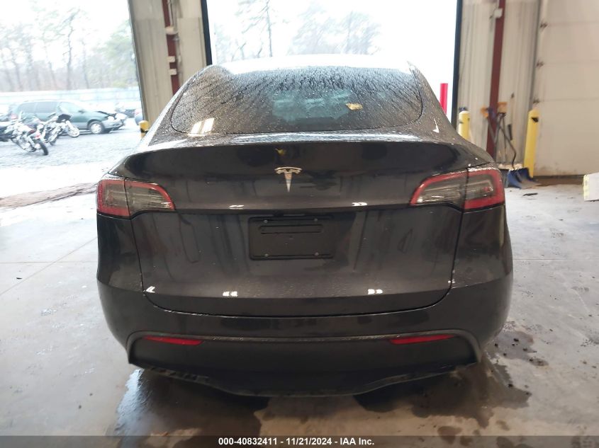 2024 Tesla Model Y Long Range Dual Motor All-Wheel Drive/Rwd VIN: 7SAYGDEDXRF102795 Lot: 40832411