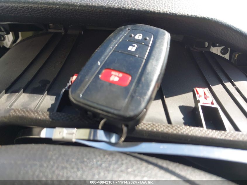 VIN 2T3W1RFV8KW031560 2019 TOYOTA RAV4 XLE