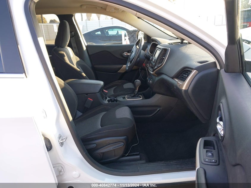 VIN 1C4PJLCB9JD537003 2018 JEEP CHEROKEE LATITUDE FWD