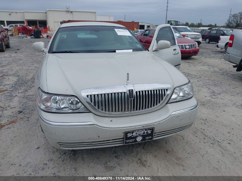 2005 Lincoln Town Car Signature VIN: 1LNHM81W15Y668385 Lot: 40849370