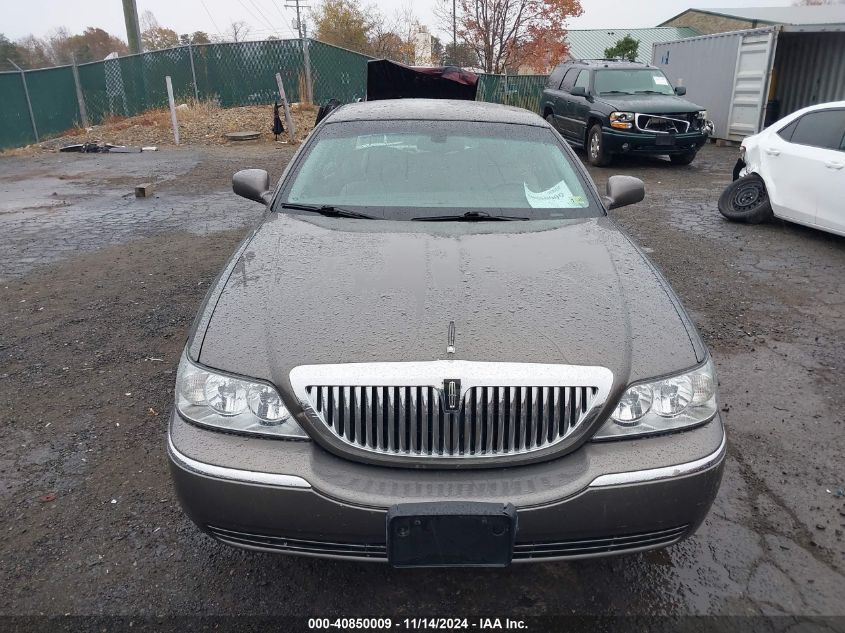 2004 Lincoln Town Car Signature VIN: 1LNHM81W44Y667231 Lot: 40850009