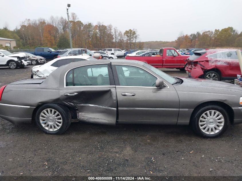 2004 Lincoln Town Car Signature VIN: 1LNHM81W44Y667231 Lot: 40850009