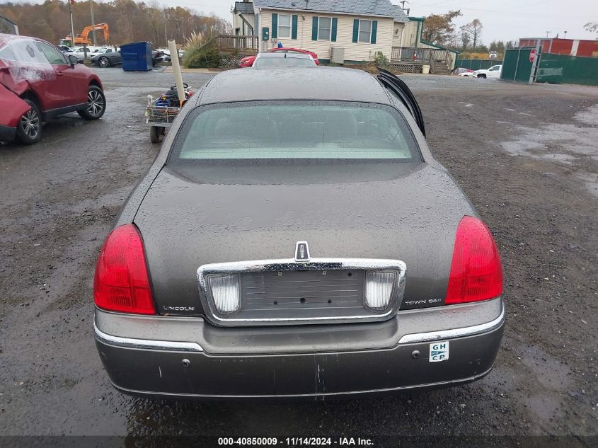 2004 Lincoln Town Car Signature VIN: 1LNHM81W44Y667231 Lot: 40850009