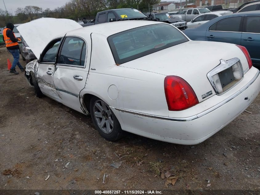 2000 Lincoln Town Car Executive VIN: 1LNHM81W0YY815963 Lot: 40857257