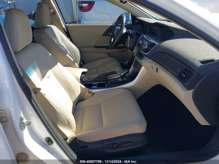 2013 HONDA ACCORD VIN: 1HGCR3F86DA002158
