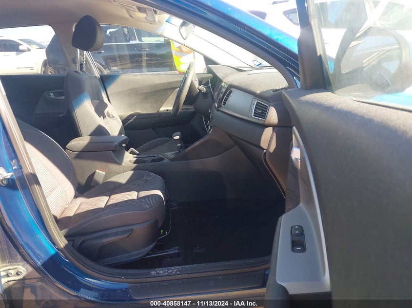 VIN KNDCB3LC5J5170048 2018 KIA NIRO LX