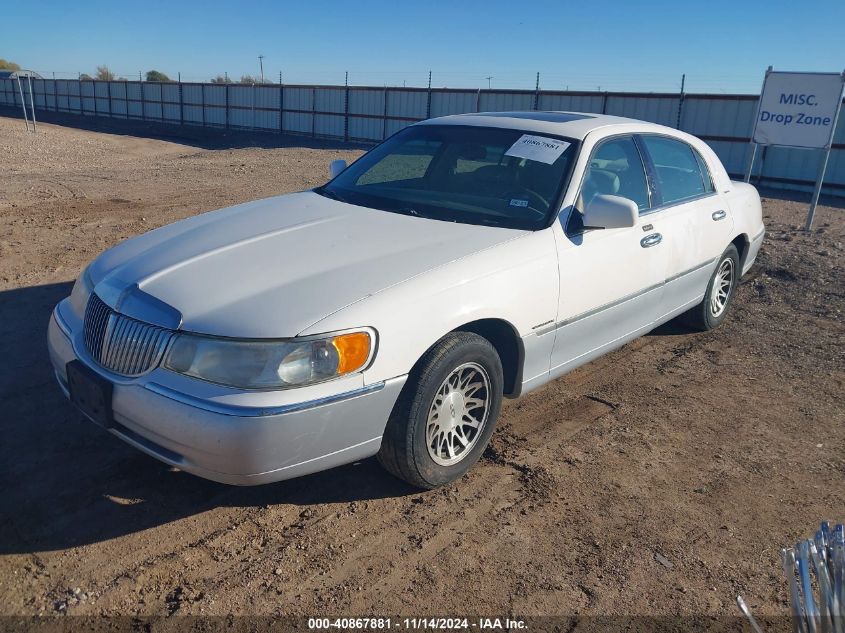 2000 Lincoln Town Car Signature VIN: 1LNHM82W2YY831614 Lot: 40867881