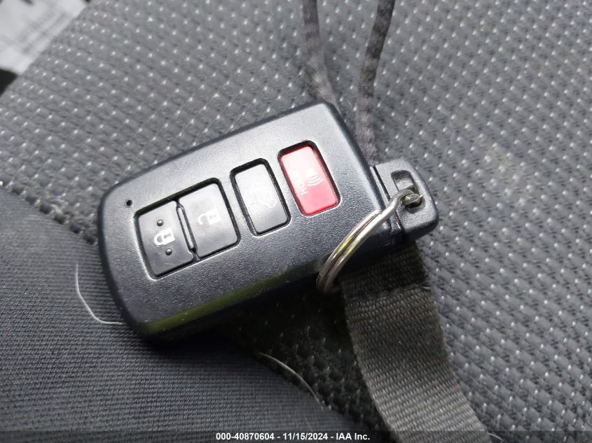 2018 TOYOTA RAV4 ADVENTURE/XLE VIN: 2T3RFREV5JW717487