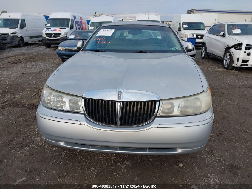 2000 Lincoln Town Car Signature VIN: 1LNHM82W1YY765170 Lot: 40902617