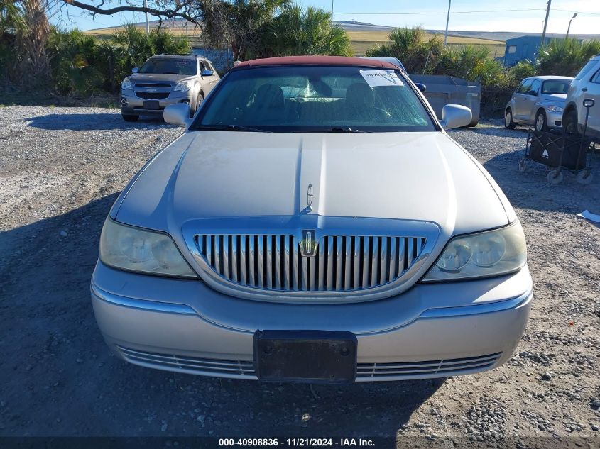 2003 Lincoln Town Car Executive VIN: 1LNHM81W03Y639439 Lot: 40908836