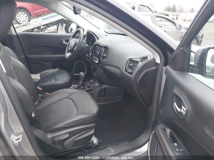 VIN 3C4NJDCB4KT842546 2019 JEEP COMPASS LIMITED 4X4