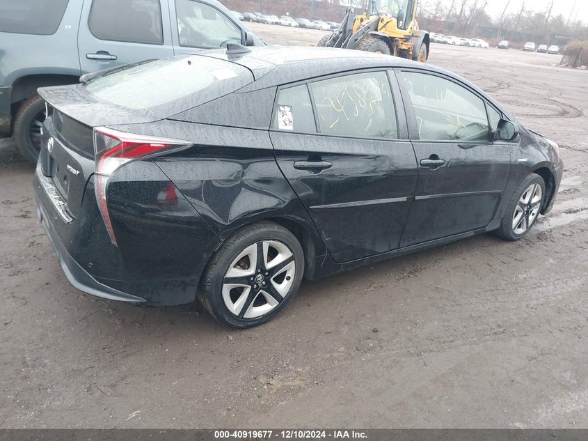 VIN JTDKARFUXJ3548530 2018 TOYOTA PRIUS THREE TOURING